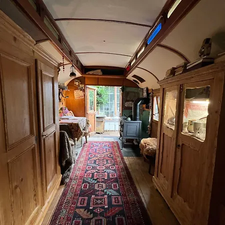 Historischer Zirkuswagen Mit Outdoor-kueche Und Orientalischem Bad פארק נופש
